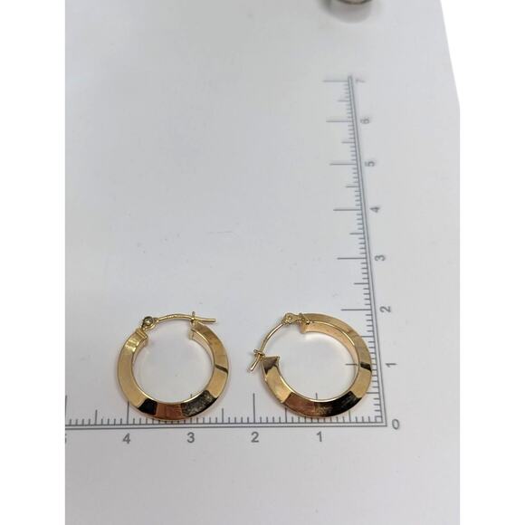 14K Yellow Gold Faceted Hoop Earrings – Italy Marked, 1.02g, 20mm Diameter - Picture 3 of 4